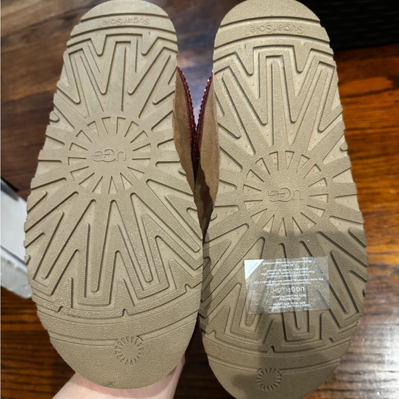 Size 6 in kids tazzman uggs - Picture 1 of 2